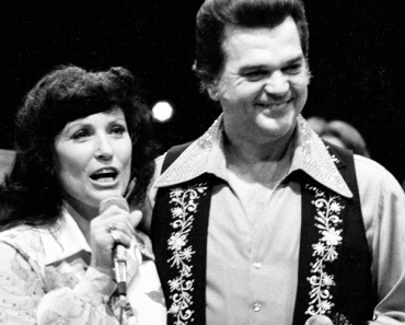 The Story Behind Loretta Lynn & Conway Twitty’s Classic Duet “Louisiana Woman, Mississippi Man” The Story Behind Loretta Lynn & Conway Twitty’s Classic Duet “Louisiana Woman, Mississippi Man”