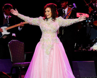 The Story Behind Loretta Lynn’s “You Ain’t Woman Enough” and Her Fight for Women’s Voices in Country Music