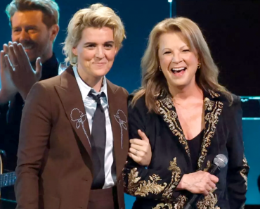 Patty Loveless joins Brandi Carlile to honor Vince Gill at the 2025 CMA Awards