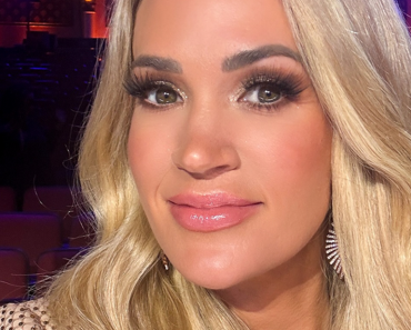 Carrie Underwood Stuns Fans With Live Performance of ‘O Come All Ye Faithful’