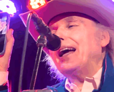 Dwight Yoakam Stops His Concert to Answer a Call From Billy Bob Thornton